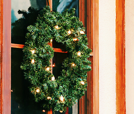 포토 JPG 해외이미지 크리스마스 창문 휴가 전등 사람없음 장식 초록색 축제 화환 시골 신선 원형 12월 11월 심플 문학 상록수 해외202004 해외포토 도형 기념일 꽃 컬러 조명 날짜 파일형식 이미지허브