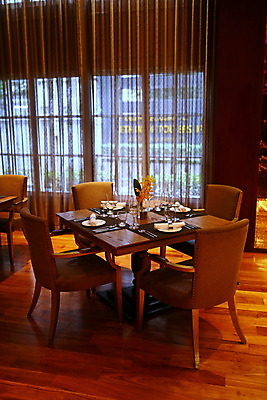 포토 JPG 해외이미지 식기 접시 안경 유리 탁자 사람없음 내부 장식 세트 식당 와인 식사 저녁식사 희망 카페 흰색 고급 우아함 은색 만족 설정 점심식사 해외202004 해외포토 잡화 감정 컬러 가구 컨셉 재질 주류 상점 파일형식 이미지허브