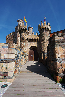 포토 JPG 해외이미지 건축양식 사람없음 태양 문 탑 맑음 깃발 사찰 역사 스페인 Y 해외202004 해외포토 자연요소 건축물 알파벳 건축 유럽 종교건축 날씨 파일형식 이미지허브