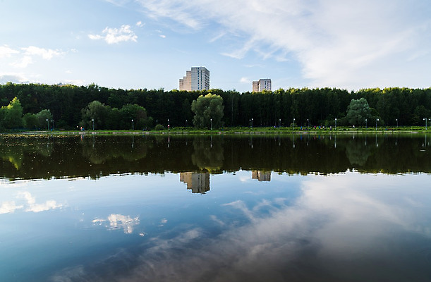 포토 JPG 해외이미지 나무 구름 공원 호수 학교 자연 하늘 풍경 사람없음 물 여름 빛 강 반사 맑음 일몰 연못 소나무 저녁 숲 친환경 러시아 모스크바 생태학 해외202004 해외포토 자연요소 식물 계절 공공시설 교육 유럽 날씨 노을 환경 야간 생태계 파일형식 이미지허브