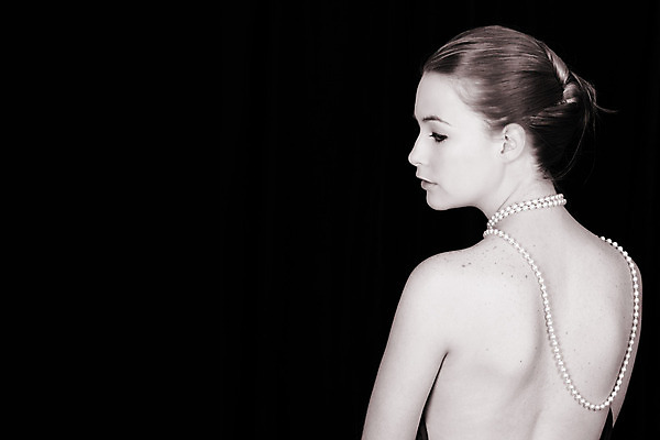 포토 JPG 해외이미지 백인 모델 여자 여유 장신구 한명 사람 20대 옆모습 금발 유행 내추럴 벌거벗은 특징 스타일 해외202004 해외포토 서양인 1 헤어스타일 감정 뷰포인트 청년 파일형식 이미지허브