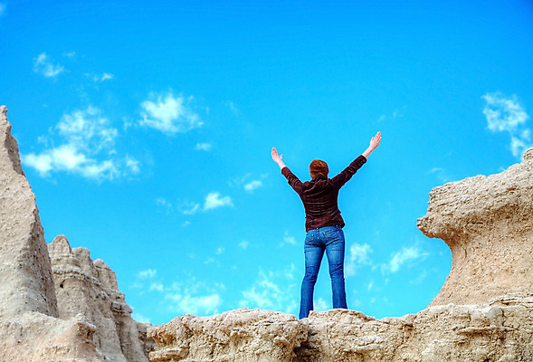 포토 JPG 해외이미지 백인 구름 라이프스타일 여자 행복 무기 모션 하늘 성공 산 관리 한명 사람 야외 여름 청춘 희망 봄 기쁨 자유 가을 기도 영혼 오르기 열정 천국 표현성 해외202004 해외포토 자연요소 서양인 1 계절 감정 컨셉 생활 파일형식 이미지허브