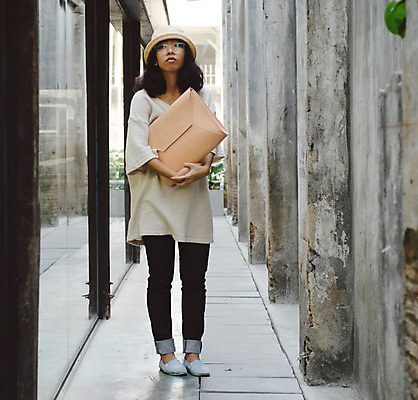 포토 JPG 해외이미지 모델 1 라이프스타일 응시 옷 여자 행복 여행 가방 자연 거리 한명 사람 동양인 성인 야외 쇼핑 갈색 유행 핸드백 수확 도시 화려 고급 우아함 가죽 질감 캔버스 스타일 해외202004 해외포토 시선 잡화 감정 컬러 컨셉 농업 인종 생활 생태계 파일형식 이미지허브