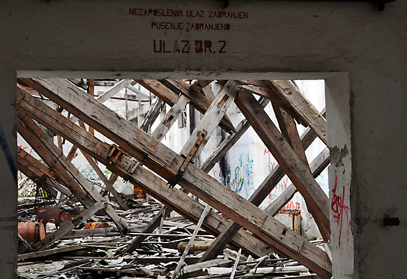 포토 JPG 해외이미지 산업 벽 건축양식 창문 공장 유리 지붕 벽돌 사람없음 건물 목재 금속 검은색 손상 회색 바위 도시 떨어짐 그래피티 쓰레기 폐기물 위험 버리기 창고 폐허 먼지 낭비 구식 그런지 깨짐 썩음 옛날 중고 철강 파멸 해외202004 해외포토 나무 건축물 건축 컬러 컨셉 재료 공업 모션 재질 돌_바위 낙서 그림 파일형식 소멸 이미지허브