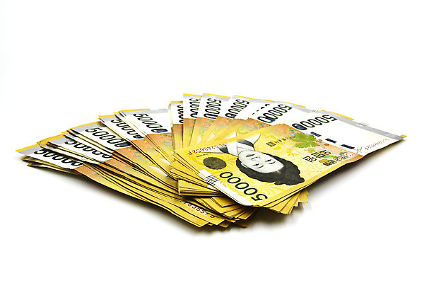 포토 JPG 해외이미지 아시아 종이 백그라운드 지폐 돈 비즈니스 한국 동양인 사람없음 금융 쪽지 흰색 그룹 재산 심볼 오브젝트 투자 가치 남쪽 계산서 고립 해외202004 해외포토 나라 컬러 인종 경제 방향 파일형식 이미지허브