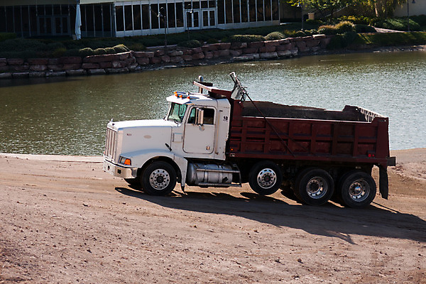 포토 JPG 해외이미지 나무 산업 호수 모래 비즈니스 교통시설 모션 자동차 주택 사람없음 운전 트럭 화물 연못 운반 큼 수납 짐차 무거움 물류 디젤 자동 공급 해외202004 해외포토 식물 육상교통 교통 건물 운송업 무게 크기 시설 파일형식 이미지허브