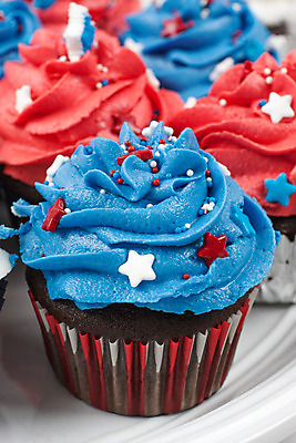 포토 JPG 해외이미지 별 음식 휴가 디저트 요리 사람없음 빨간색 파란색 갈색 케이크 초콜릿 얼음 흰색 깃발 대접 달콤 컵케이크 굽기 애국심 독립기념일 핸드메이드 프로스팅 해외202004 해외포토 자연요소 기념일 컬러 맛 구이 제빵 독립 파일형식 이미지허브