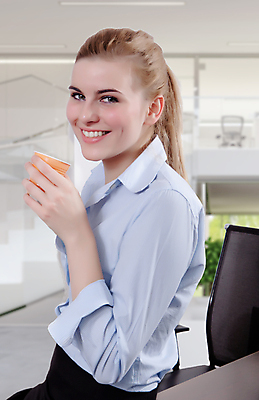 포토 JPG 해외이미지 백인 모델 직업 라이프스타일 여자 행복 커피 비즈니스 성공 휴식 한명 미소 사람 정장 상반신 두명 아웃포커스 세로 파란색 컬러풀 금발 사무실 햇빛 재킷 흰색 잡기 작업 직장인 비즈니스우먼 복도 우아함 커피잔 적재 성인여자한명만 해외202004 해외포토 서양인 1 헤어스타일 옷 감정 음료 컬러 컨셉 모션 잔 촬영기법 표정 생활 태양 외투 여자한명만 성인여자만 파일형식 이미지허브