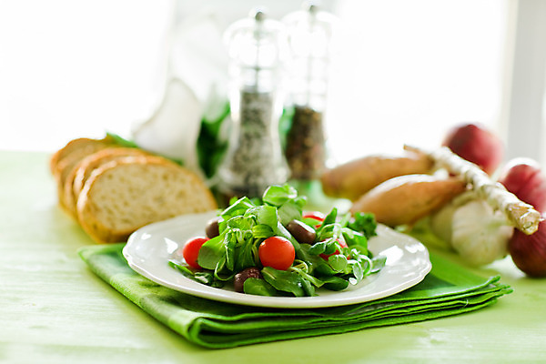 포토 JPG 해외이미지 토마토 불 양파 건강 마늘 사람없음 수건 검은색 샐러드 최고 선택 상추 올리브 소금 후추 채식주의자 해외202004 해외포토 자연요소 열매 음식 컬러 컨셉 채소 위생용품 향신료 채식 파일형식 이미지허브