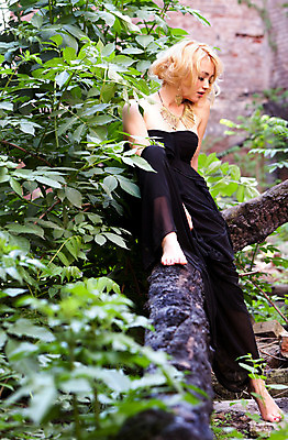 포토 JPG 해외이미지 응시 드레스 백그라운드 잎 신체 장난 목걸이 맨발 자연 한명 서기 성인 초록색 금발 햇빛 유행 귀걸이 검은색 우아함 유혹 버리기 결백 양발 우울감 해외202004 해외포토 식물 1 헤어스타일 시선 옷 감정 컬러 컨셉 장신구 모션 발 사람 태양 생태계 파일형식 이미지허브