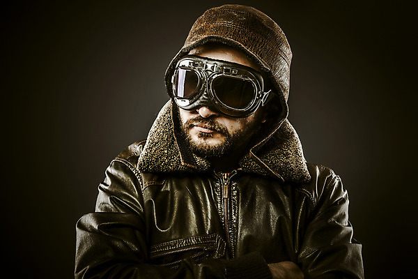 포토 JPG 해외이미지 응시 남자 도로 얼굴 유니폼 교통시설 유리 하늘 고글 비행기 한명 사람 머리 검은색 재킷 오토바이 수확 골동품 흰색 원형 클래식 헬멧 가죽 파일럿 오브젝트 항공 속도 복고 군용 싸움 전쟁 육군 고립 그런지 대패 옛날 해외202004 해외포토 도형 직업 1 시선 옷 길 컬러 교통 컨셉 농업 항공교통 모션 재질 대중교통 군대 신체부위 바이크 외투 보호장비 시설 파일형식 이미지허브