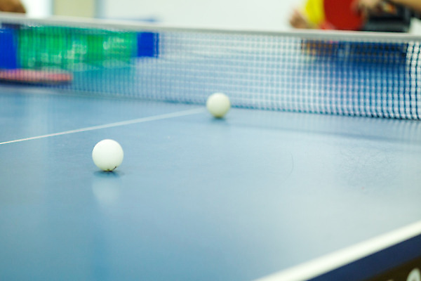 포토 JPG 해외이미지 직업 선 스포츠 백그라운드 공 놀이 탁자 실내 취미 사람없음 목재 파란색 장비 도전 테니스 게임 흰색 라켓 그물 해외202004 해외포토 나무 스포츠용품 컬러 가구 재료 내부 구기 파일형식 이미지허브