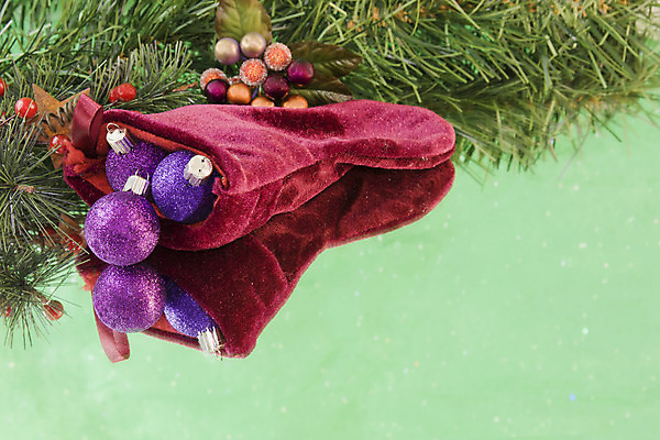 포토 JPG 해외이미지 열매 크리스마스 공 양말 사람없음 장식 빨간색 초록색 보라색 화환 장식볼 카피스페이스 해외202004 해외포토 식물 기념일 꽃 컬러 공백 파일형식 이미지허브