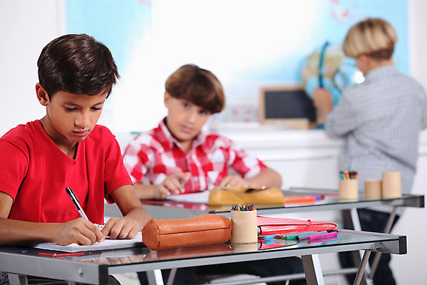 포토 JPG 해외이미지 백인 교육 어린이 백그라운드 셔츠 교실 학교 소년 세명 파란색 빛 금발 운동 연필 펜 갈색 지구본 카메라 교사 흰색 업무 수학 책상 체크무늬 고정 진홍색 공평 석판 지리 전경 해외202004 해외포토 서양인 직업 헤어스타일 남자 컬러 가구 상의 무늬 교과목 학용품 건강 사람 풍경 빨간색 전자제품 필기구 작업 파일형식 탑뷰 이미지허브