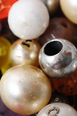 포토 JPG 해외이미지 백그라운드 목걸이 장신구 팔찌 유리 노동자 선물 미술 사람없음 장식 빨간색 세로 초록색 파란색 빛 컬러풀 유행 바위 흰색 원형 화려 고급 은색 보석 구슬 만들기 보물 장인 고립 스타일 해외202004 해외포토 도형 직업 컬러 컨셉 모션 재질 문화예술 돌_바위 광석 파일형식 이미지허브