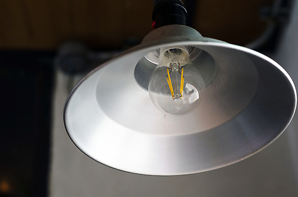 포토 JPG 해외이미지 디자인 백그라운드 전구 조명 주택 실내 매달리기 미술 사람없음 내부 장식 빛 흰색 램프 닫기 그늘 창고 오브젝트 알루미늄 팬던트 카피스페이스 해외202004 해외포토 컬러 모션 문화예술 건물 공백 파일형식 이미지허브