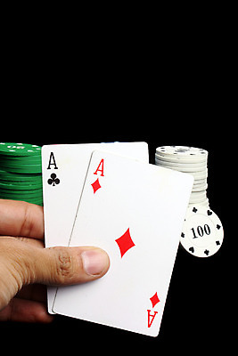 포토 JPG 해외이미지 손 백그라운드 사람없음 검은색 게임 잡기 우승 최고 쌍 신용카드 카지노 포커 무거움 잭 고립 승자 에이스 해외202004 해외포토 컬러 모션 놀이 신체부위 금융 트럼프 도박 무게 파일형식 이미지허브