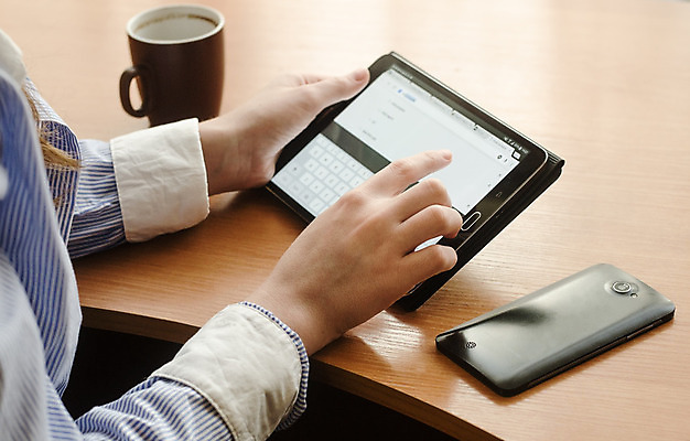 포토 JPG 해외이미지 템플릿 1 손 디자인 응시 여자 백그라운드 인터넷 비즈니스 손가락 탁자 한명 사람 컵 세로 스마트폰 터치패드 알약 우주 디지털 스크린 검은색 공백 터치 정보 흰색 잡기 업무 비즈니스우먼 휴대용 무선전화기 책상 어깨 넘어짐 인터페이스 해외202004 해외포토 식기 시선 컬러 가구 모션 신체부위 핸드폰 스마트기기 약 작업 직장인 전화기 오브젝트 파일형식 이미지허브