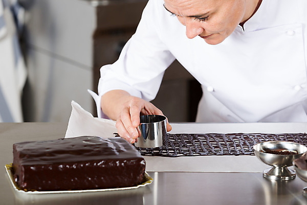 포토 JPG 해외이미지 직업 접시 손 여자 유니폼 디저트 요리 한명 장식 과자 케이크 주방 식당 초콜릿 요리사 검은색 고명 달콤 맛 냄비 유혹 서비스 국자 준비 만들기 서빙 토핑 주걱 코코아 제빵사 페스츄리 해외202004 해외포토 1 식기 옷 음료 음식 빵 컬러 컨셉 모션 주방용품 사람 신체부위 상점 솥 파일형식 이미지허브