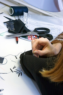 포토 JPG 해외이미지 손 가위 실내 사람 신체부위 바느질 해외202004 해외포토 문구용품 내부 파일형식 이미지허브