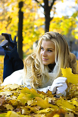 포토 JPG 해외이미지 나무 응시 공원 여자 유럽 로우앵글 장갑 단풍 잎 한명 야외 금발 노란색 정원 추위 가을 흰색 잡기 토론토 해외202004 해외포토 식물 1 헤어스타일 시선 잡화 계절 공공시설 나라 뷰포인트 컬러 캐나다 모션 사람 파일형식 이미지허브