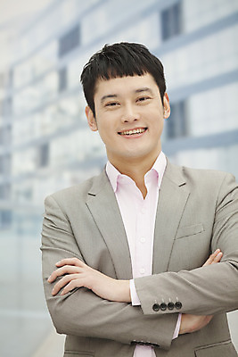 포토 JPG 해외이미지 라이프스타일 응시 행복 성공 짧은머리 갈색머리 한명 웃음 상반신 20대 아웃포커스 세로 컬러풀 팔짱 중국 시작 옷입기 베이징 개성 독립 염원 해외202004 해외포토 1 헤어스타일 시선 감정 아시아 컬러 컨셉 모션 촬영기법 표정 사람 청년 생활 파일형식 이미지허브