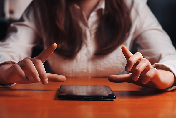 포토 JPG 해외이미지 라이프스타일 손 여자 행복 인터넷 비즈니스 통신 모바일 휴가 프레임 한명 금융 컴퓨터 알약 디지털 스크린 모니터 검은색 장비 터치 정보 잡기 주식 무선전화기 책상 전자 해외202004 해외포토 1 감정 컬러 가구 모션 사람 생활 신체부위 경제 전자제품 약 전화기 파일형식 이미지허브