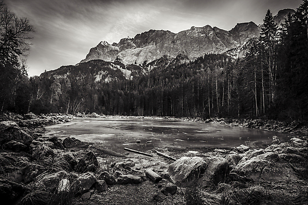 포토 JPG 해외이미지 나무 계절 유럽 호수 여행 크리스마스 겨울 하늘 휴가 산 독일 흑백 풍경 사람없음 물 냉동 얼음 숲 12월 알프스 암초 침엽수 절정 바이에른 바이에른사람 해외202004 해외포토 자연요소 식물 기념일 나라 촬영기법 날짜 파일형식 이미지허브