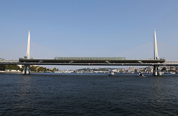 포토 JPG 해외이미지 이스탄불 사람없음 전철 칠면조 철강 해외202004 해외포토 육상교통 조류 대중교통 파일형식 튀르키예 이미지허브