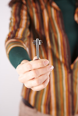 포토 JPG 해외이미지 손 여자 컨셉 바지 손가락 열쇠 미래 새로움 주택 손바닥 선물 한명 사람 성인 세로 판매 세일 금속 공백 흰색 잡기 오픈 재산 은색 고객 주기 복고 잠금 보안 쇼 질서 주인 적재 유지 대출 고립 진짜 회복 해외202004 해외포토 1 컬러 모션 재질 하의 안전 건물 신체부위 금융 예절 파일형식 이미지허브