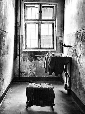 포토 JPG 해외이미지 건축양식 창문 날씨 세포 흑백 실내 사람없음 내부 방 작음 버리기 교도소 감옥 싱크대 고민 폐허 법 그런지 옛날 콘크리트 오싹 해외202004 해외포토 건축 감정 모션 촬영기법 크기 개수대 파일형식 이미지허브