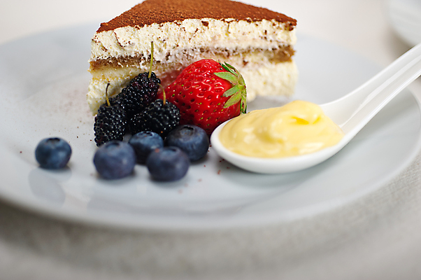 포토 JPG 해외이미지 접시 딸기 디저트 사람없음 숟가락 달콤 블루베리 블랙베리 크림치즈 티라미수 해외202004 해외포토 식기 음식 과일 치즈 수저 맛 파일형식 이미지허브