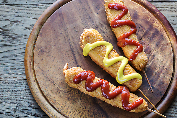 포토 JPG 해외이미지 실내 사람없음 하이앵글 케첩 머스터드 핫도그 나무도마 맛있는 나무배경 해외202004 해외포토 음식 뷰포인트 백그라운드 도마 패스트푸드 내부 목재 소스_음식 파일형식 이미지허브