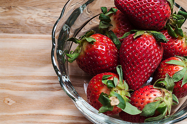 포토 JPG 해외이미지 열매 음식 다이어트 과일 유리 딸기 디저트 건강 사람없음 빨간색 초록색 신선 사발 달콤 해외202004 해외포토 식물 컬러 재질 사기그릇 맛 파일형식 이미지허브