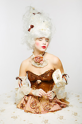 포토 JPG 해외이미지 헤어스타일 드레스 옷 인형 휴가 왕관 가면 한명 사람 유행 케이크 코트 황금 고급 가발 복고 머리장식 베네치아 여왕 깃털펜 르네상스 연지 웅장함 유아독존 코르셋 스타일 해외202004 해외포토 1 컨셉 디저트 장식 펜 이탈리아 외투 파일형식 이미지허브