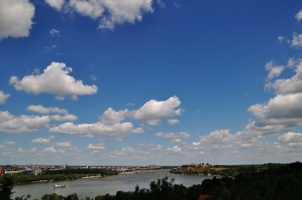 포토 JPG 해외이미지 구름 계절 유럽 여행 하늘 파노라마 풍경 사람없음 건물 물 여름 파란색 강 맑음 도시 성 역사 큼 장면 동쪽 다뉴브강 발칸반도 세르비아 해외202004 해외포토 자연요소 건축물 나라 컬러 날씨 촬영기법 크기 방향 파일형식 이미지허브