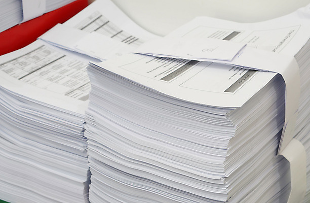 포토 JPG 해외이미지 종이 비즈니스 실내 사람없음 사무실 쌓기 자료 흰색 잡기 업무 조직 그룹 연습 준비 문서 파일 복고 폴더 시스템 수납 빨래집게 시트 유지 경영 보관소 옛날 많음 해외202004 해외포토 컬러 컨셉 모션 집게 내부 작업 저장 파일형식 이미지허브