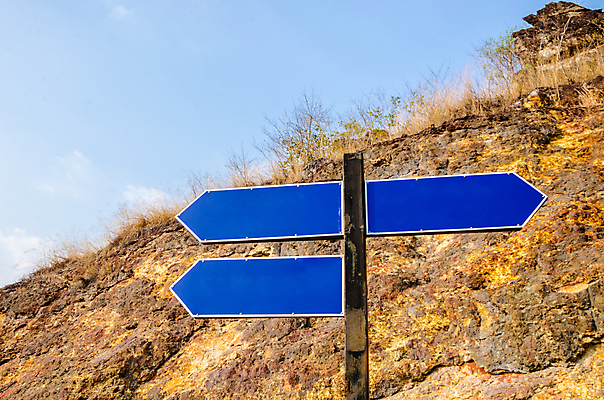 포토 JPG 해외이미지 컨셉 비즈니스 통신 화살 산 3 사람없음 상점 최고 비교 선택 큼 방향 심볼 언덕 사인 옵션 루트 방법 이상 혼란 해외202004 해외포토 크기 파일형식 이미지허브