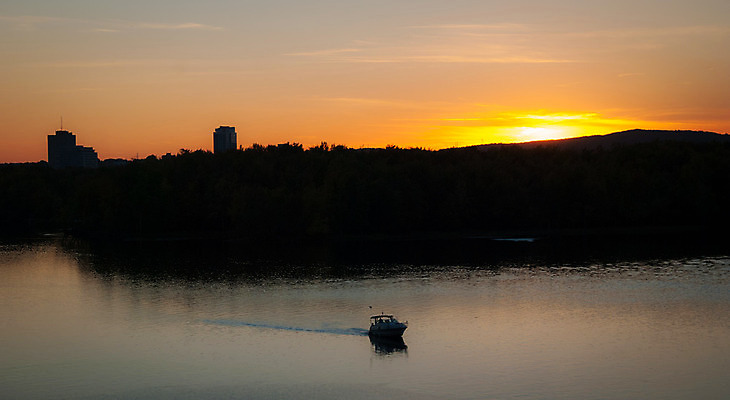 포토 JPG 해외이미지 나무 오렌지 하늘 풍경 사람없음 물 강 컬러풀 햇빛 평화 황혼 일몰 시골 보트 저녁 숲 커뮤니티 타운 스카이라인 뱃놀이 수평선 해외202004 해외포토 자연요소 식물 컬러 컨셉 배_교통 과일 태양 노을 전통놀이 도시 야간 파일형식 이미지허브