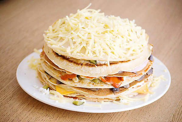 포토 JPG 해외이미지 식기 접시 음식 부분 오이 치즈 육류 사람없음 케이크 식사 저녁식사 치킨 버섯 아침식사 두루마리 굽기 크림 상쾌 햄 팬케이크 점심식사 폭식 절임 짠맛 해외202004 해외포토 감정 채소 식재료 디저트 유제품 맛 구이 닭고기요리 파일형식 이미지허브