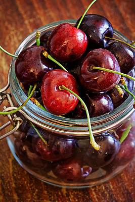 포토 JPG 해외이미지 열매 음식 농업 과일 유리 디저트 건강 사람없음 목재 장식 빨간색 검은색 어둠 시골 항아리 체리 사발 달콤 맛 유기농 날것 숙성 해외202004 해외포토 나무 식물 웰빙 산업 컬러 컨셉 재료 재질 도자기 사기그릇 파일형식 이미지허브