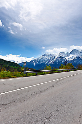 포토 JPG 해외이미지 식물 구름 유럽 도로 여행 밭 자연 하늘 산 풍경 사람없음 야외 초록색 골짜기 계곡 봄 이탈리아 안개 바위 시골 숲 아스팔트 스위스 언덕 빙하 알프스 통과 절정 가문비나무 해외202004 해외포토 자연요소 나무 계절 나라 길 컬러 농업 교통시설 날씨 돌_바위 생태계 파일형식 이미지허브