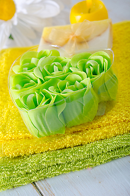 포토 JPG 해외이미지 꽃 사람없음 초록색 수건 스파 하트 오브젝트 아로마 스파용품 비누 아로마테라피 해외202004 해외포토 모양 식물 컬러 위생용품 테라피 파일형식 이미지허브