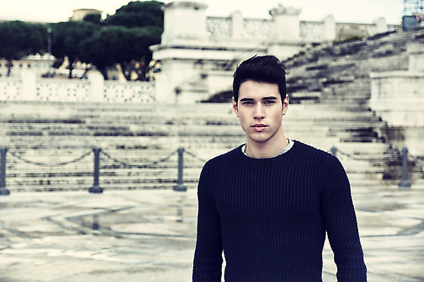 포토 JPG 해외이미지 백인 모델 라이프스타일 남자 유럽 여행 포즈 건축양식 가이드 휴가 한명 사람 성인 유행 여행객 이탈리아 흰색 도시 자신감 시원함 로마 천연기념물 스타일 해외202004 해외포토 서양인 직업 1 건축 감정 나라 컬러 생활 파일형식 이미지허브