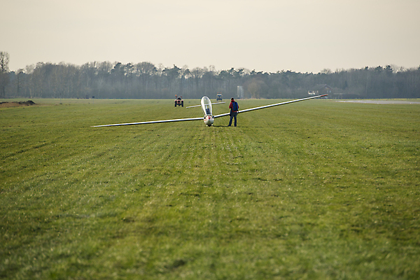 포토 JPG 해외이미지 밭 비행기 사람없음 초록색 흰색 파일럿 트랙터 글라이더 해외202004 해외포토 직업 컬러 농업 항공교통 대중교통 농기계 특수차량 파일형식 이미지허브
