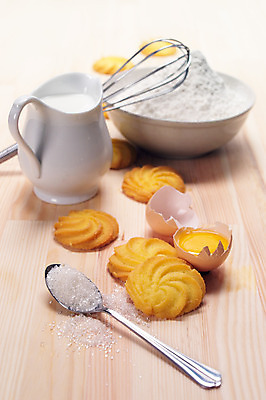 포토 JPG 해외이미지 그릇 주전자 사람없음 쿠키 계란 숟가락 우유 설탕 준비 밀가루 제빵 거품기 나무배경 해외202004 해외포토 식기 백그라운드 주방용품 디저트 유제품 수저 제과제빵 알 가루 파일형식 이미지허브