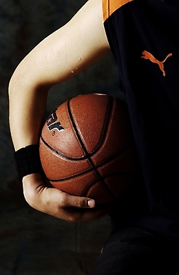 포토 JPG 스튜디오촬영 웰빙 남자 스포츠 포즈 농구 농구공 건강 사람 신체부위 운동 구기 농구선수 땀 팔 남자만 국내포토 공 운동선수 실내 파일형식