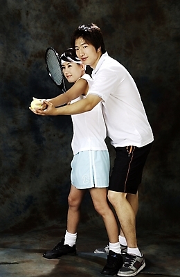 포토 JPG 스튜디오촬영 웰빙 커플 여자 남자 스포츠 포즈 레저 건강 사람 두명 레포츠 운동 구기 테니스 라켓 테니스라켓 스쿼시라켓 테니스공 테니스선수 국내포토 스포츠용품 공 관계 운동선수 실내 테니스용품 파일형식