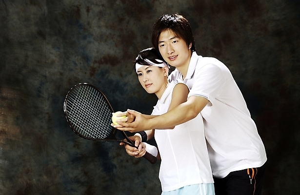 포토 JPG 스튜디오촬영 웰빙 커플 여자 남자 스포츠 포즈 레저 운동선수 건강 한명 사람 20대 성인 레포츠 운동 구기 테니스 라켓 테니스라켓 스쿼시라켓 테니스공 테니스선수 청년만 성인만 국내포토 1 스포츠용품 공 관계 실내 청년 테니스용품 파일형식