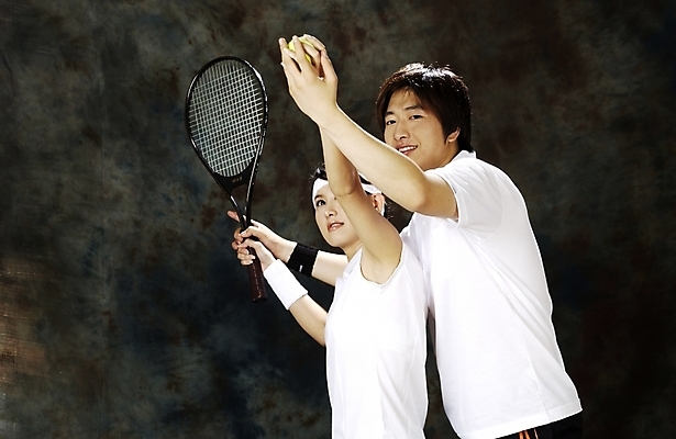 포토 JPG 스튜디오촬영 웰빙 커플 여자 남자 스포츠 포즈 레저 운동선수 건강 한명 사람 20대 성인 레포츠 운동 구기 테니스 라켓 테니스라켓 스쿼시라켓 테니스공 테니스선수 청년만 성인만 국내포토 1 스포츠용품 공 관계 실내 청년 테니스용품 파일형식